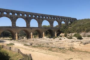 El Pont du Gard, cercano a Nimes, en el sur de Francia, uno de los acueductos antiguos mejor conservados del mundo, es uno de los tantos vestigios que se conservan de los tiempos del imperio en la región