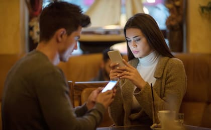 El “popcorn brain” hace que actividades normales —leer, conversar o trabajar sin distracciones— se perciban aburridas o “planas” frente al ritmo digital