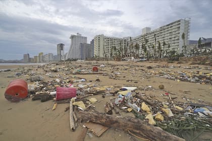 El popular puerto de Acapulco, en el Pacífico mexicano, sufrió severos daños tras el paso del huracán Otis en octubre de 2023.