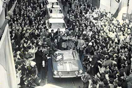 El popular recibimiento que tuvieron los pilotos, que se pasearon en un Torino descapotable por Buenos Aires
