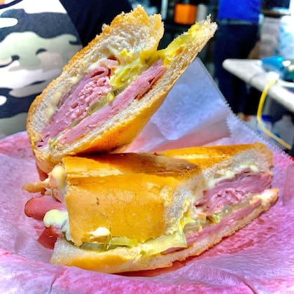 El popular sándwich cubano de Enriqueta's Sandwich shop, el restaurante favorito de David Beckham en Miami