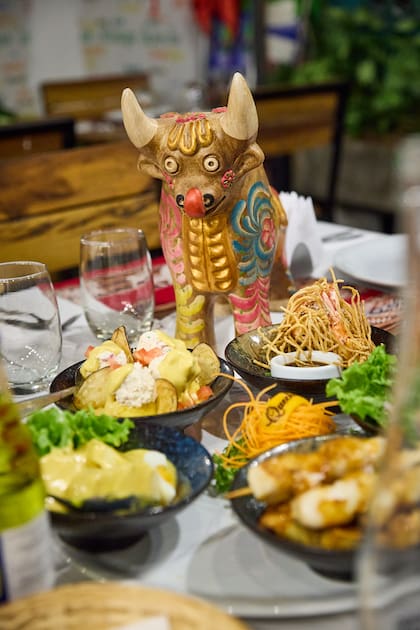 El popular torito de Pucará, en el centro de la mesa