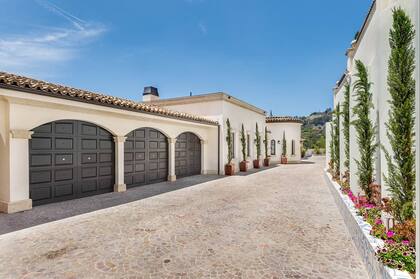 El porch de la nueva mansión de Christian Nodal