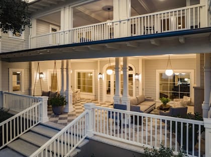 Meg Ryan remodela su mansión para duplicar su valor de venta 7 Porche exterior techado