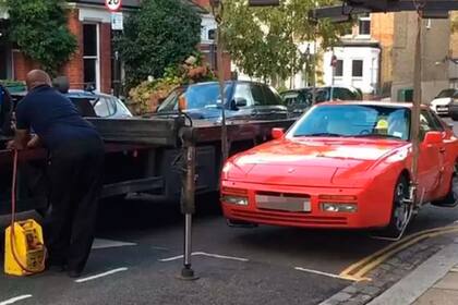 El Porsche 944 estaba estacionado en infracción