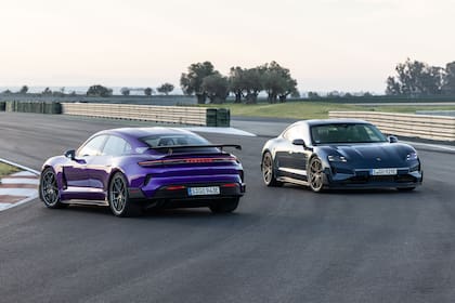 El Porsche Taycan Turbo GT con el Weissach Package junto al Taycan Turbo GT convencional