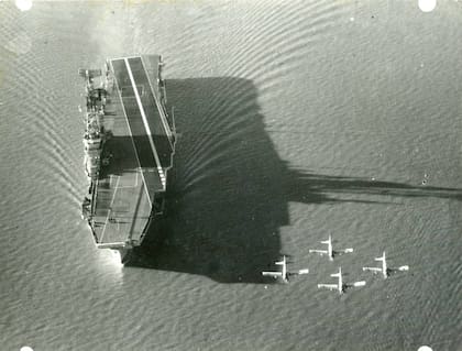 El Portaaviones ARA "25 de Mayo" operó como apoyo de las fuerzas de desembarco durante la recuperación de las Islas Malvinas @MUNNArgentina