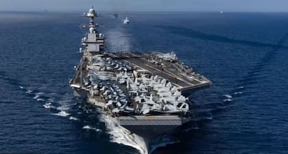 El portaaviones Ford aguarda en el Caribe frente a las costas de Venezuela.
