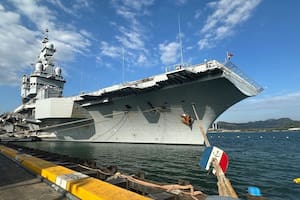 El portaaviones francés Charles de Gaulle, en el puerto de Subic Bay, una antigua base naval estadounidense al noroeste de Manila, Filipinas, el 23 de febrero de 2025