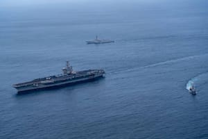 El portaaviones USS Nimitz cuando ingresó al Mar Argentino y recibió la visita del presidente Javier Milei