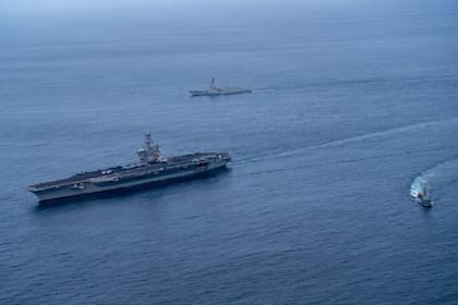 El portaaviones USS Nimitz ingresó esta semana al Mar Argentino y el jueves recibirá la visita del presidente argentino Javier Milei