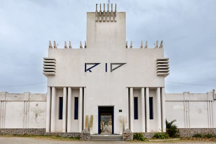 El portal de acceso al cementerio de Balcarce impacta por sus dimensiones