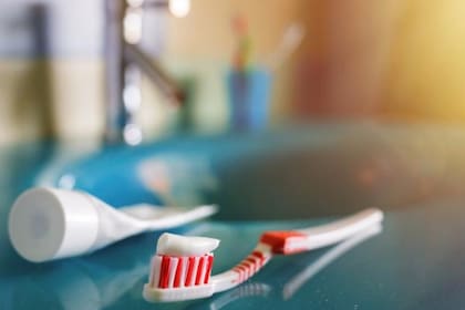 El portal especializado Medical Dialogues reportó el caso de un hombre en India que se tragó accidentalmente su cepillo de dientes