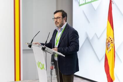 El portavoz de VOX, José Antonio Fúster, comparece durante el seguimiento de la jornada electoral de elecciones europeas, en la sede de VOX, a 9 de junio de 2024, en Madrid