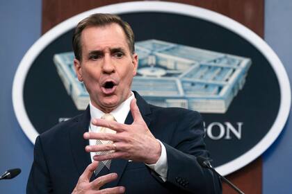El portavoz del Pentágono, John Kirby, habla durante una sesión informativa en el Pentágono en Washington, el lunes 21 de marzo de 2022.