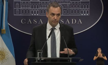 En tres meses de gestión, el Gobierno dio de baja al menos 12 mil contratos 8 El portavoz presidencial Manuel Adorni moderó los números de bajas que el Presidente dio en el Foro empresarial