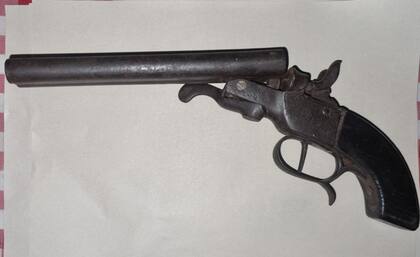 El portero del edificio en avenida Córdoba al 1500 fue demorado por vender armas sin documentación en la plataforma Marketplace.