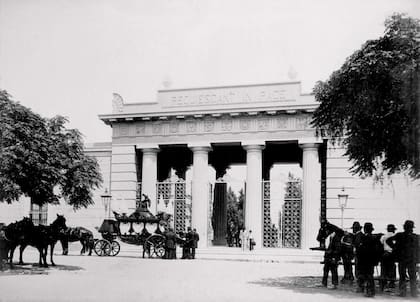 El pórtico diseñado por el Arq. Buschiazzo.