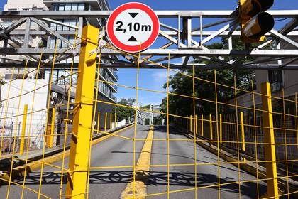 El pórtico para limitar la altura a 2,10 metros fue agregado antes del cierre para evitar que los vehículos de gran porte circulen por allí