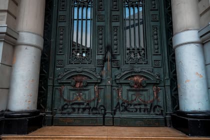 El pórtico presenta signos de deterioro