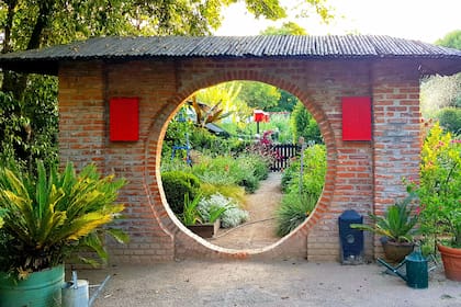 El portón chino da ingreso al jardín principal. En la cultura asiática simboliza el paso hacia el momento de introspección que ofrecen los jardines. 