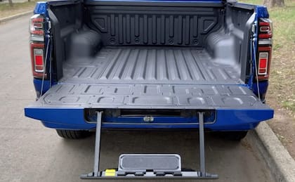 El portón trasero de la Great Wall Poer tiene un escalón rebatible que permite subir a la caja con más comodidad