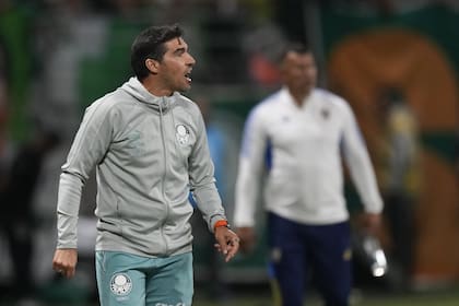 El portugués Abel Ferreira, entrenador de Palmeiras gesticula durante el partido de su equipo ante Boca, por las semifinales de la Copa Libertadores