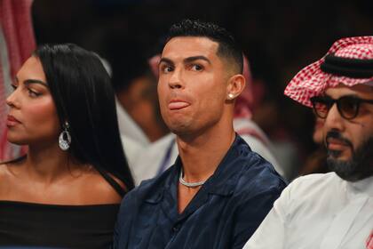 El portugués Cristiano Ronaldo junto al príncipe saudita Mohamed Bin Salman durante la pelea entre Tyson Fury y Francis Ngannou.