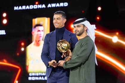 El portugués Cristiano Ronaldo recibe el premio Maradona, de manos del jeque Mansoor bin Mohammed bin Rashid Al Maktoum, director del Consejo del Deporte de Dubai, durante la entrega de los Globe Soccer Awards, en Emiratos Árabes Unidos