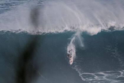El portugués João de Macedo es conocido por surfear olas gigantes.