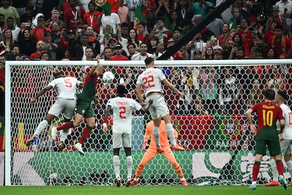 El portugués Pepe convierte el segundo gol de Portugal ante Suiza