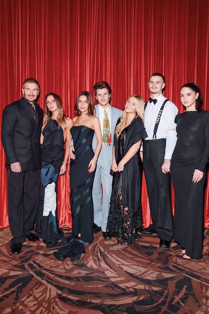 El posado familiar. David, Victoria, Cruz y su novia, Jackie Apostel, Harper Seven y Romeo con su amor Kim Turnbull