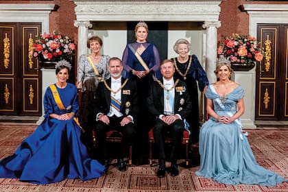 El posado oficial de la cena de gala que Guillermo y Máxima de los Países Bajos ofrecieron, el miércoles pasado, a los reyes de España. En la foto, la princesa Amalia ocupa un lugar central. 
