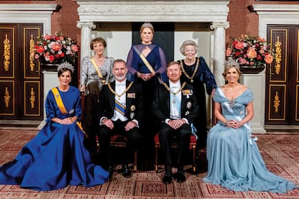 El posado oficial de la cena de gala que Guillermo y Máxima de los Países Bajos ofrecieron, el miércoles pasado, a los reyes de España. En la foto, la princesa Amalia ocupa un lugar central.