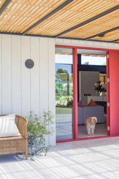El ‘Positive Red SW 6871′ de Sherwin Williams fue el elegido por la pareja de arquitectos.