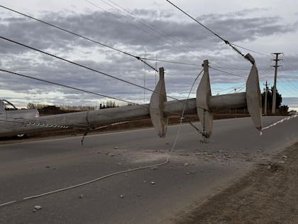 El poste de 15 metros de hormigón caido tras el accidente, Río Gallegos, Santa Cruz.
