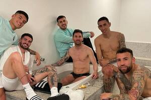 Un Messi feliz y dentro de una bañera para festejar el triunfo ante Uruguay