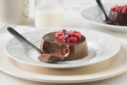 El postre de chocolate solo lleva cuatro ingredientes y es fácil de hacer