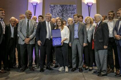 Alberto Fernández, cuando era candidato a presidente, junto a Pía Astori, titular de la Fundación Mediterránea