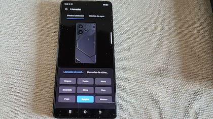 El Pova 6 tiene luces LED traseras que pueden configurarse