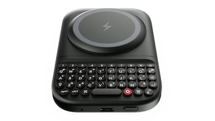 El Power Keyboard de Clicks es un teclado Bluetooth Magnético que se engancha a un smartphone para usarlo tipo BlackBerry mientras recarga la batería; se puede cambiar la orientación de la pantalla a voluntad
