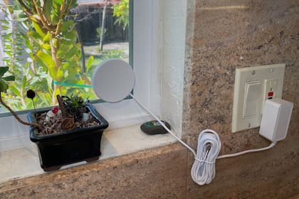 El Power Mole V2 transmite electricidad sin cables y funciona a través del cristal de la ventana