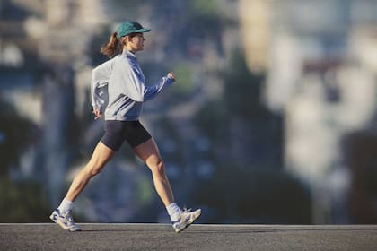 El power walking es una actividad aeróbica que consiste en caminar a un ritmo acelerado y enérgico a la vez que se realizan leves movimientos con los brazos