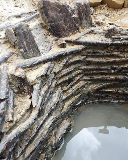 El pozo de madera sobrevivió miles de años bajo tierra hasta que lo descubrieron en medio de una obra en construcción