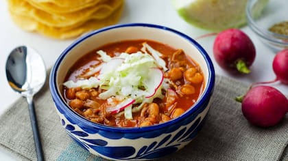El pozole se sirve acompañado de guarniciones como cebolla, rábano, limón y aguacate