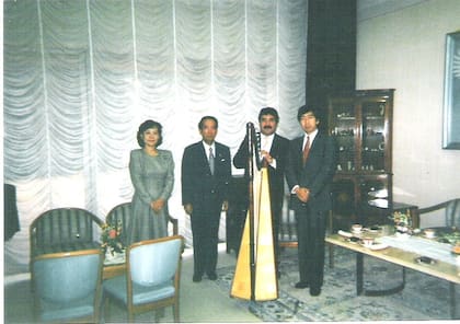 El pPríncipe japonés Takamadonomia lo escuchó e inmediatamente le ofreció ir a Japón. Pasó tres meses en el Palacio Real