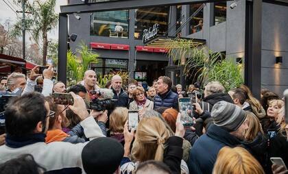 El precandidato a gobernador Diego Santilli en una recorrida por Quilmes