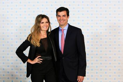 El precandidato a presidente y actual gobernador de Salta, Juan Manuel Urtubey, junto a su esposa, la actriz Isabel Macedo