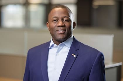 El precandidato al Partido Demócrata para las primarias en California, presenta una trayectoria tanto en el sector privado como en el público