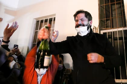 El precandidato presidencial chileno por el partido Convergencia Social, Gabriel Boric, celebra su victoria durante las elecciones primarias presidenciales en Santiago